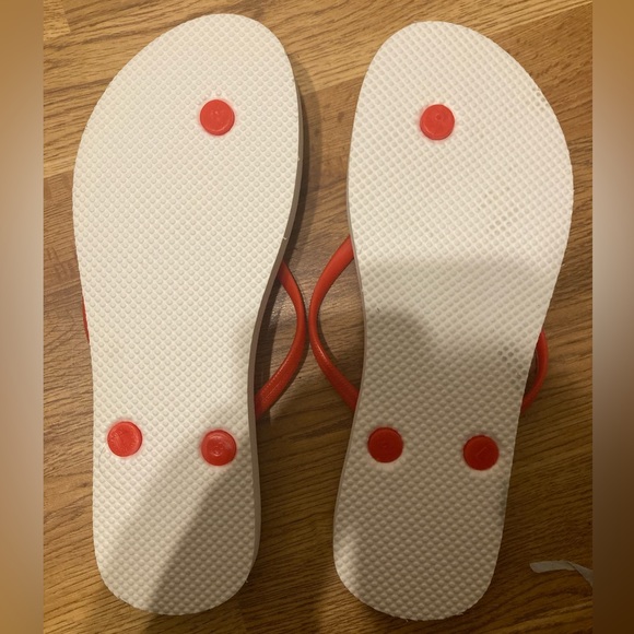 new old navy flip flops - Picture 2 of 3
